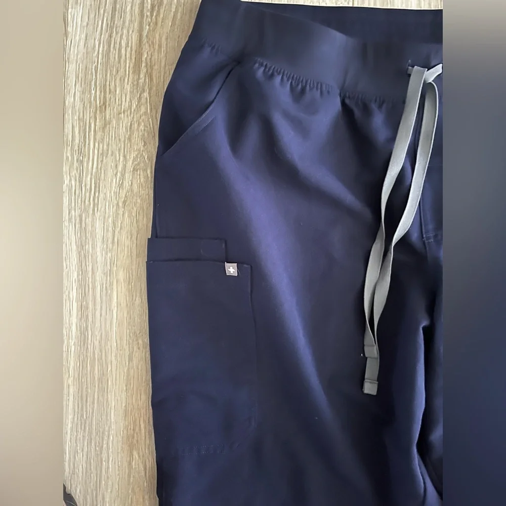 FIGS Women’s Kade Cargo Scrub Pants Navy - 3X Petite - Picture 2 of 6